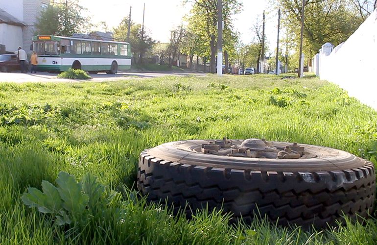 В Житомире троллейбус на ходу «потерял» колесо. ФОТО