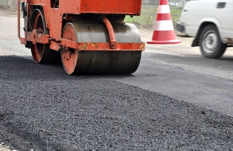 Советник Гундича проверил, как проводят ямочный ремонт дороги под Житомиром. ФОТО
