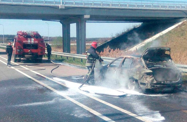 В Житомирской области легковушка загорелась на ходу и сгорела дотла. ФОТО