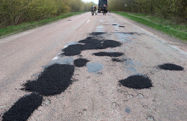 «Горячая линия» Игоря Гундича: жители Житомирской области чаще всего жалуются на состояние дорог