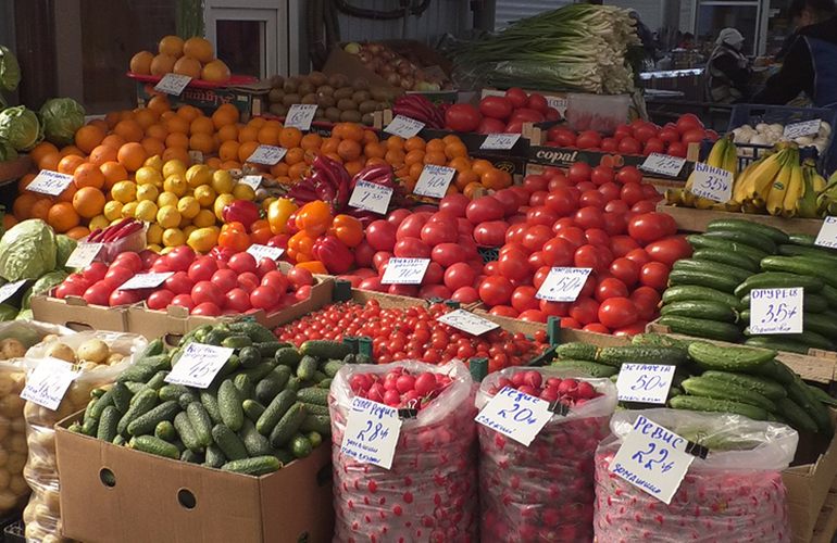 Проверка качества, или как на житомирском рынке ищут нитраты в овощах. ФОТО