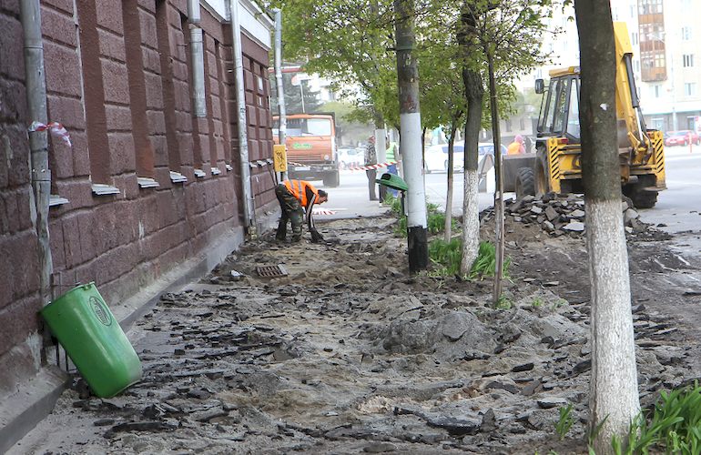 В Житомире приступили к реконструкции тротуара по Большой Бердичевской. ФОТО