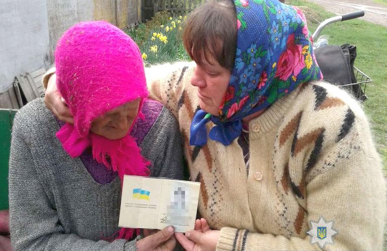 На Житомирщине разыскали 80-летнюю бабушку, которая ушла из дома и за ночь прошла 35 км