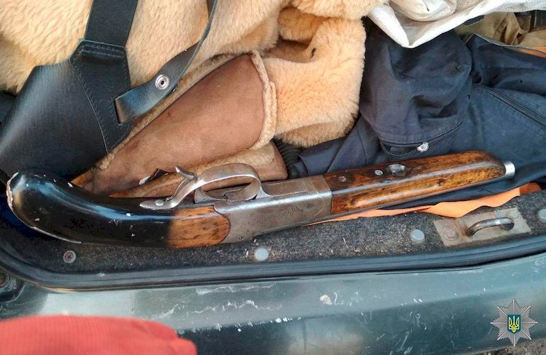 В Житомире полисмены остановили авто, водитель которого перевозил арсенал оружия и наркотики. ФОТО