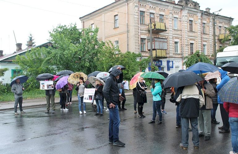 В Бердичеве люди перекрыли улицу из-за медленного расследования убийства. ФОТО