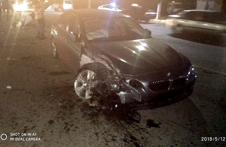 Ночью пьяный водитель BMW снес электроопору, которая сломалась и повисла на проводах. ФОТО