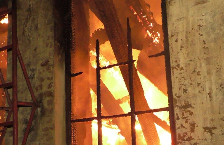 Пожарные 6 часов тушили огонь на бумажной фабрике в Коростышеве. ФОТО