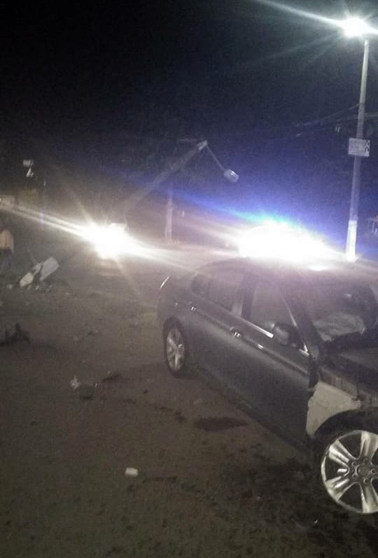 Ночью пьяный водитель BMW снес электроопору, которая сломалась и повисла на проводах. ФОТО