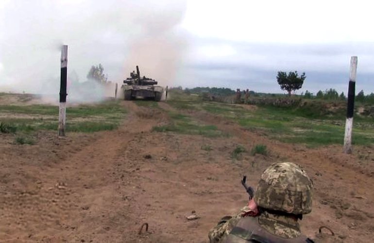 Дым, стрельба и 40-тонный танк над головой: в Житомире начались военные учения. ВИДЕО