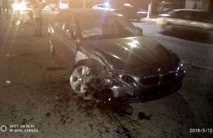  Ночью пьяный водитель BMW снес электроопору, которая сломалась и повисла на <b>проводах</b>. ФОТО 