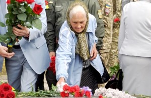 День памяти и примирения. Житомиряне возложили цветы к Монументу Славы. ФОТОРЕПОРТАЖ