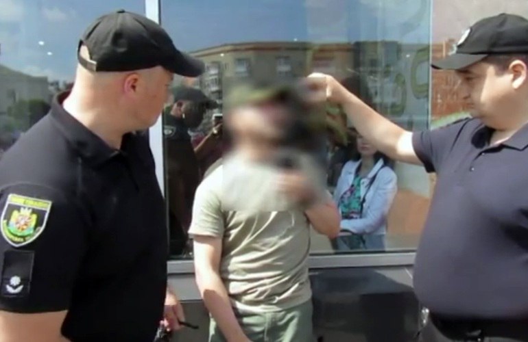 В полиции назвали причину задержания АТОшника во время парада в Житомире. ВИДЕО