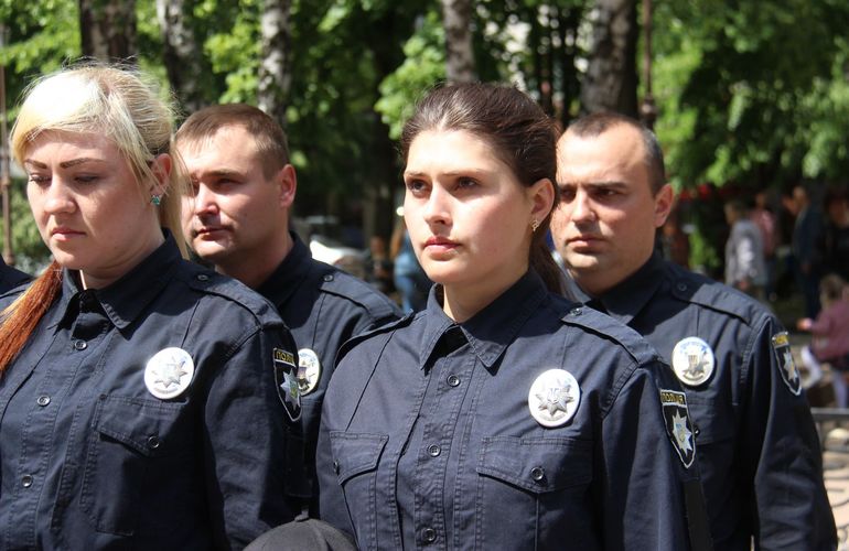 В Житомире приняли присягу 25 полицейских конвойной службы. ФОТО