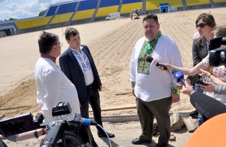 Министр спорта осмотрел, как реконструируют главный стадион Житомира. ФОТО