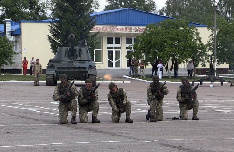 Единственный в Украине учебный центр десантников в Житомире эффектно отметил третью годовщину. ФОТО