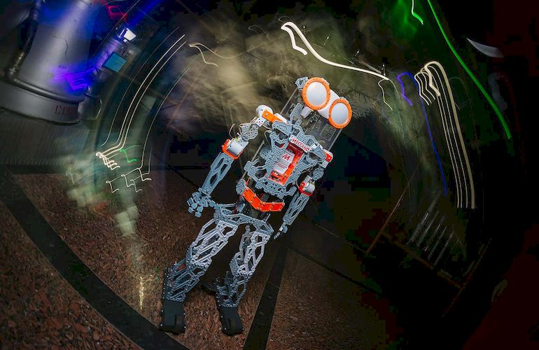 Робот помогает проводить экскурсии в житомирском музее космонавтики. ФОТО