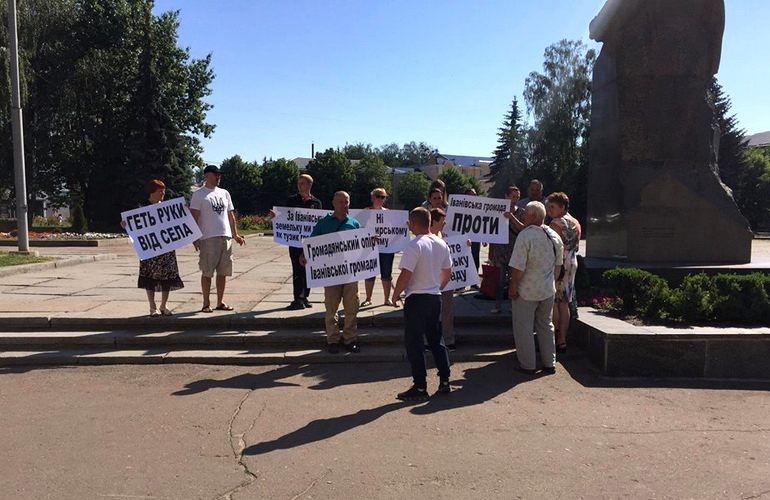 Протестующие из сел Барашевка и Ивановка митингуют против присоединения к Житомиру