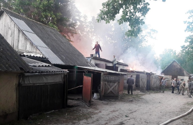 В Житомирской области загорелся «шанхай» из хозяйственных построек