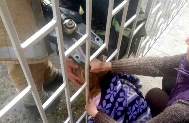 В Житомире спасли 5-летнюю девочку, голова которой застряла между перилами