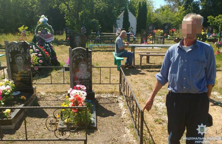 В Житомирской области задержан пенсионер, который ради выпивки воровал оградки с кладбищ