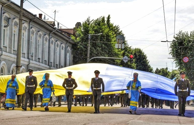 В честь Дня Конституции в Житомире состоялось патриотическое шествие. ФОТОРЕПОРТАЖ