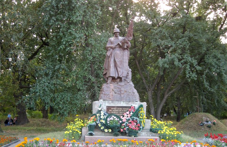 Вандалы на Житомирщине сдавали на металлолом памятник Неизвестному солдату. ФОТО