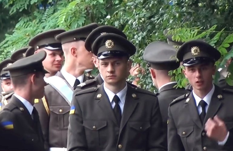 Скандал в Житомире: военные курсанты отказались встать под красные знамена. ВИДЕО