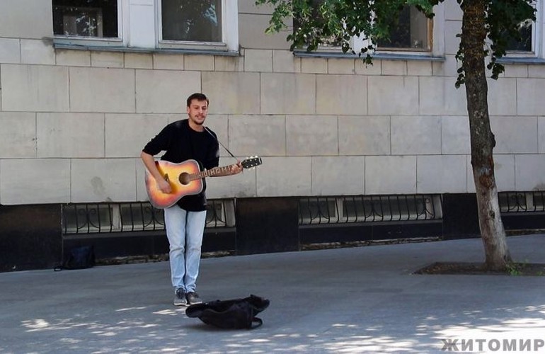 «Однажды 100 долларов дядя бросил». Уличный музыкант Георгий Вакуленко рассказал как зарабатывает на украинских песнях. ВИДЕО