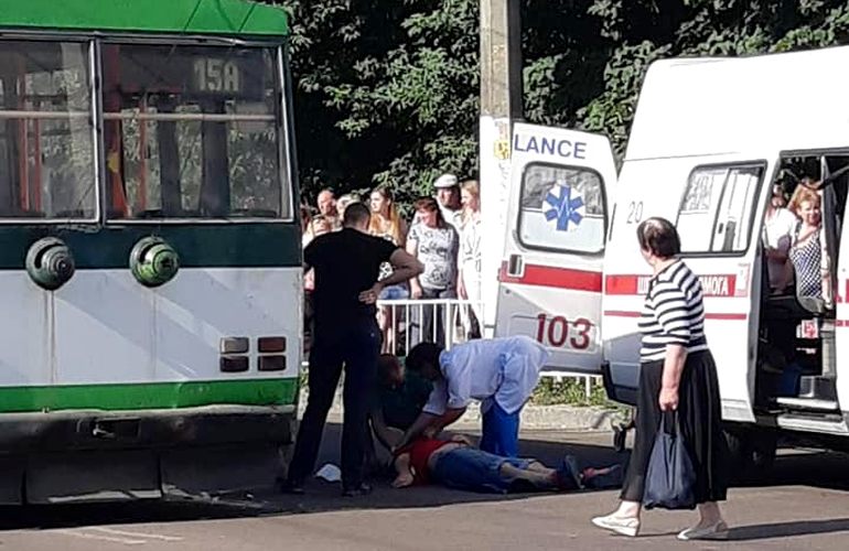 В Житомире троллейбус сбил пьяного пешехода, пострадавший находится в больнице. ФОТО