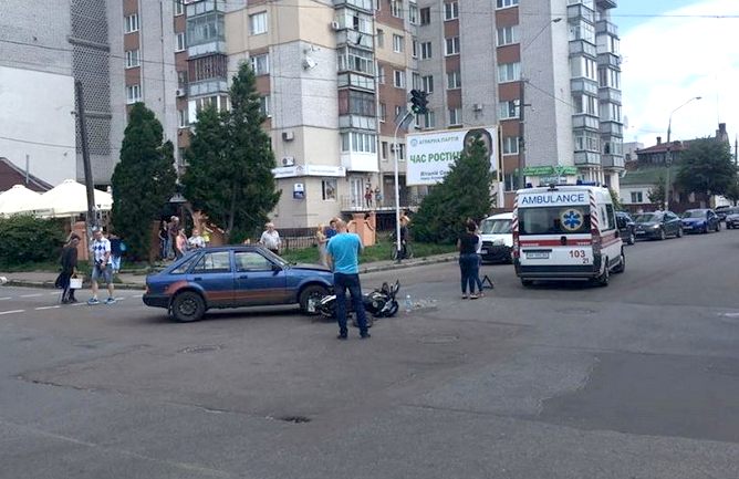 На перекрестке в Житомире столкнулись авто и мотоцикл, есть пострадавший. ФОТО