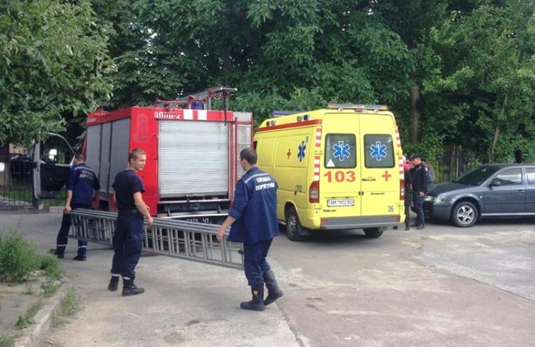 Спасатели вызволили из закрытой квартиры в Житомире двоих детей. ФОТО