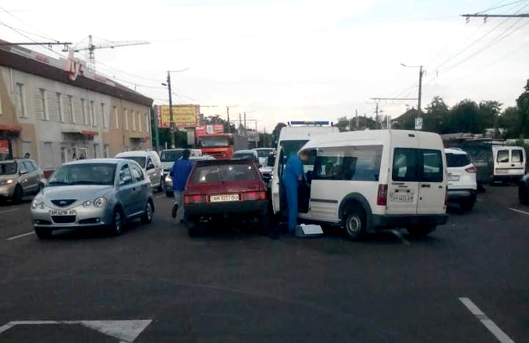На проспекте Независимости в Житомире произошло ДТП: пострадали три человека