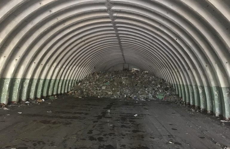 «Львовский» мусор свозят в ангар бывшей ракетной воинской части на Житомирщине. ФОТО