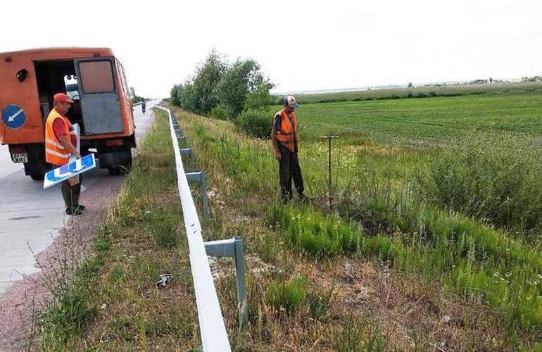 На трассах Житомирской области проводят замену дорожных знаков. ФОТО
