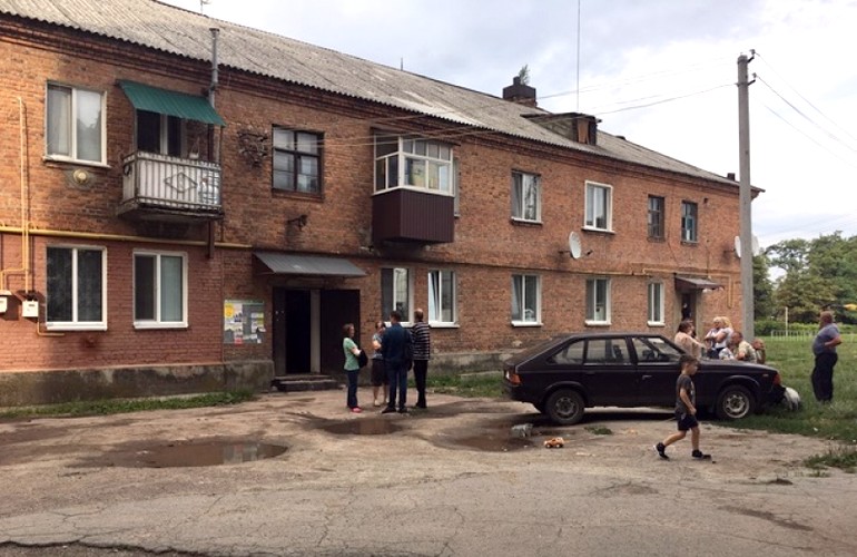 В Житомире в жилом доме рухнул потолок, власти эвакуировали людей в гостиницу. ФОТО
