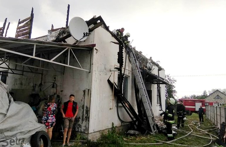В селе Ивановка под Житомиром молния уничтожила частный дом