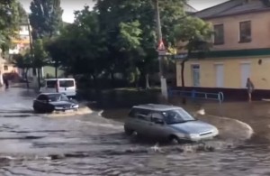 Мощный ливень за несколько минут затопил улицы Житомира. ВИДЕО