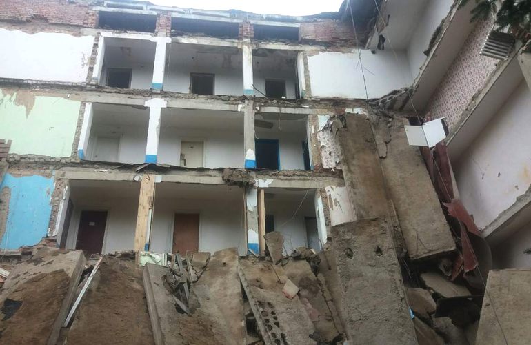 На Житомирщине обрушилось здание общежития, обошлось без пострадавших. ФОТО