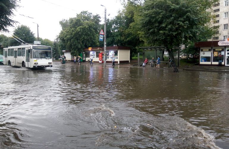 Забитые водостоки на улицах Житомира не справляются с июльскими ливнями. ФОТО