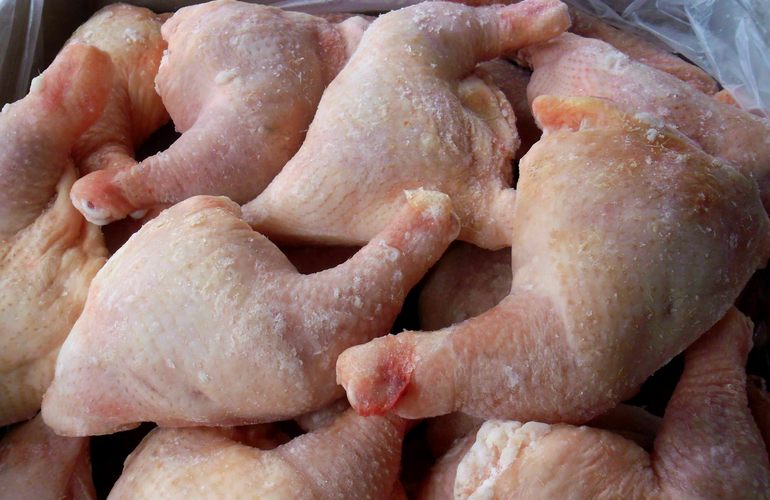 В Житомире обнаружили сальмонеллу в курятине, которой кормили заключенных