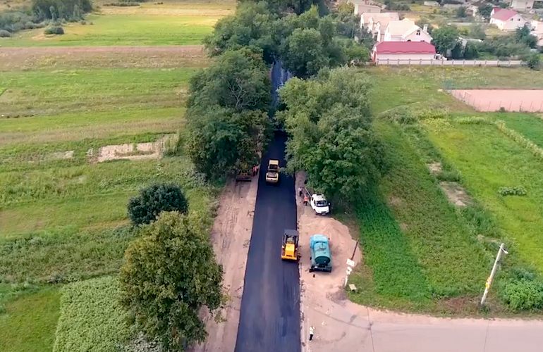 В пригороде Житомира ремонтируют дорогу к селу Солнечное. ФОТО