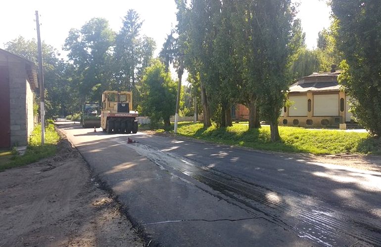 «Лучше, чем в городе Житомире»: в Черняховском районе за 2,4 млн грн ремонтируют дорогу. ФОТО