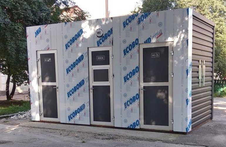 В Житомире устанавливают новые общественные туалеты, открыть обещают уже через 10 дней. ФОТО