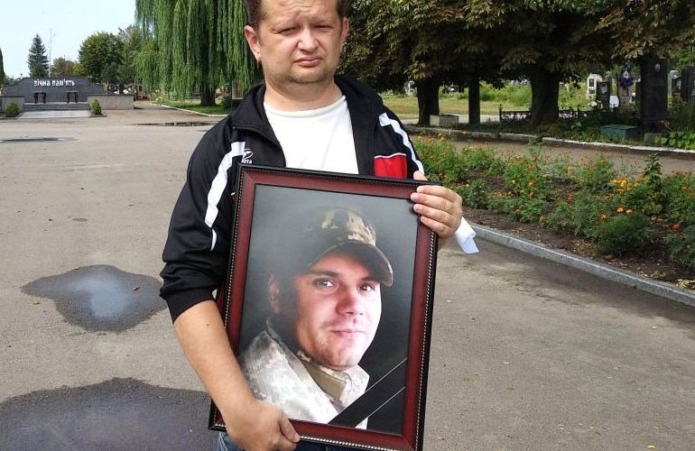 В Бердичеве провели в последний путь трагически погибшего военного, который ехал на собственную свадьбу