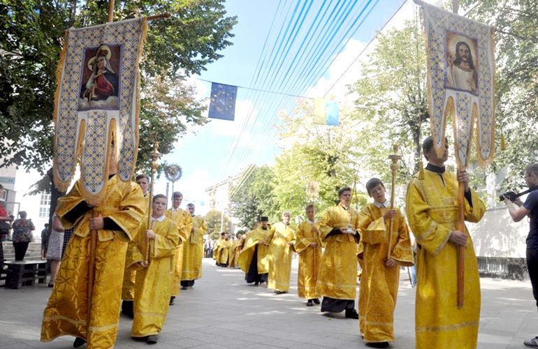 В Житомире несколько сотен верующих приняли участие в Крестном ходе. ФОТО