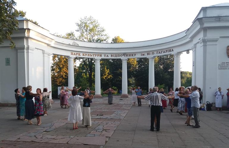 Житомирские пенсионеры каждую пятницу устраивают бальные танцы в парке. ВИДЕО