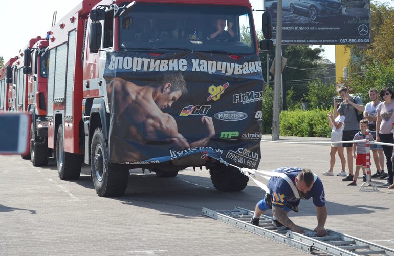 Житомирянин установил рекорд Украины, протянув пожарные автомобили весом 42 тонны. ФОТО