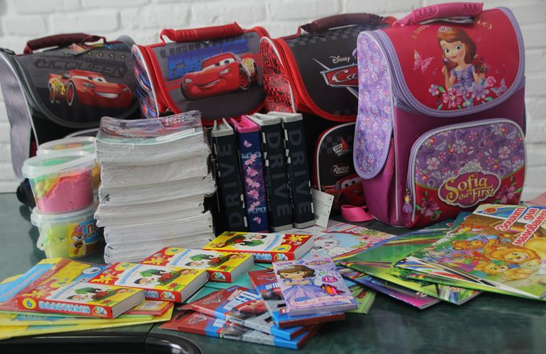 Благодійники з «Фонду родини Розенблат» передали шкільні комплекти «сонячним» діткам