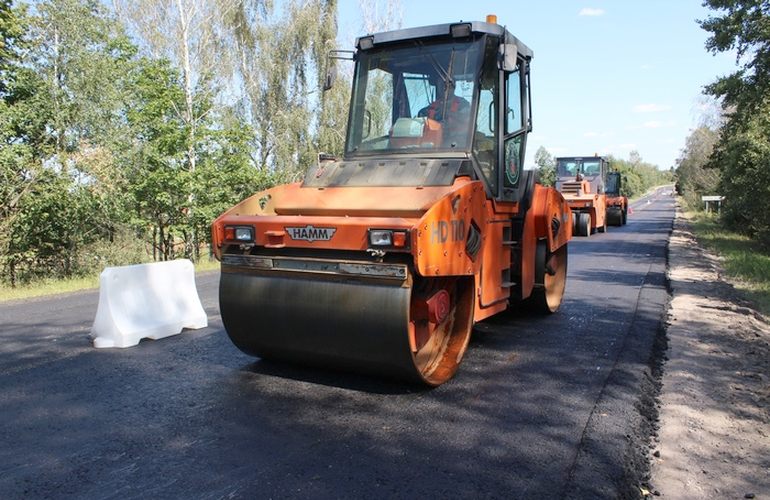 Почти 35 км и 300 млн гривен: продолжается ремонт трассы Житомир – Чуднов. ФОТО