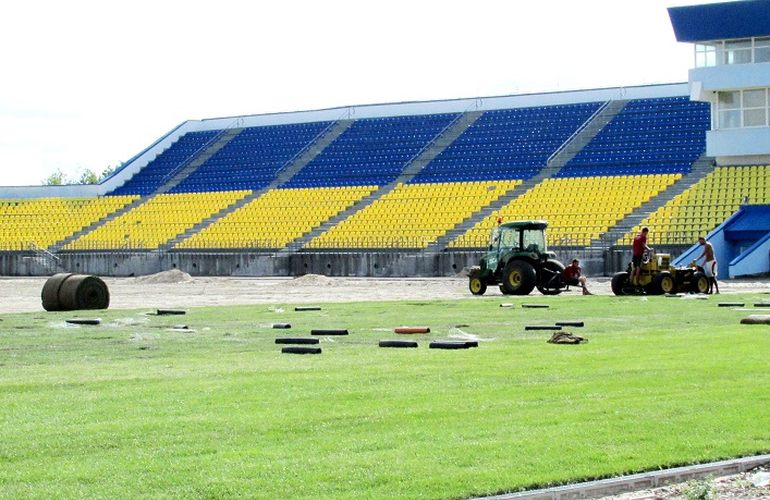 Газон на центральном стадионе Житомира планируют завершить класть через 2 недели. ВИДЕО